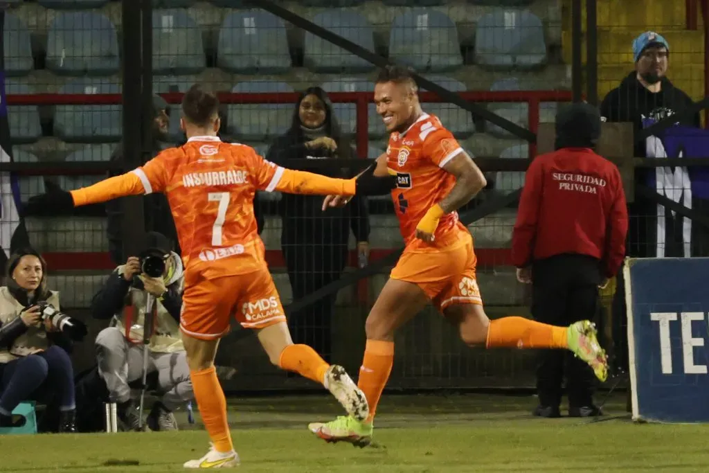 Javier Parraguez celebra su gol a Huachipato con Cristian Insaurralde. (Eduardo Fortes/Photosport).