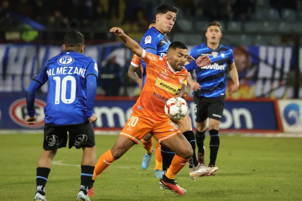 Mario Sandoval en acción ante Huachipato. (Eduardo Fortes/Photosport).