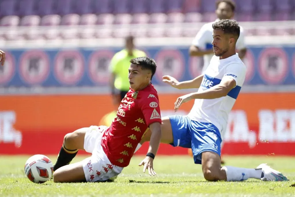 Jonathan Villagra en acción frente a la Católica. (Andrés Piña | Photosport).