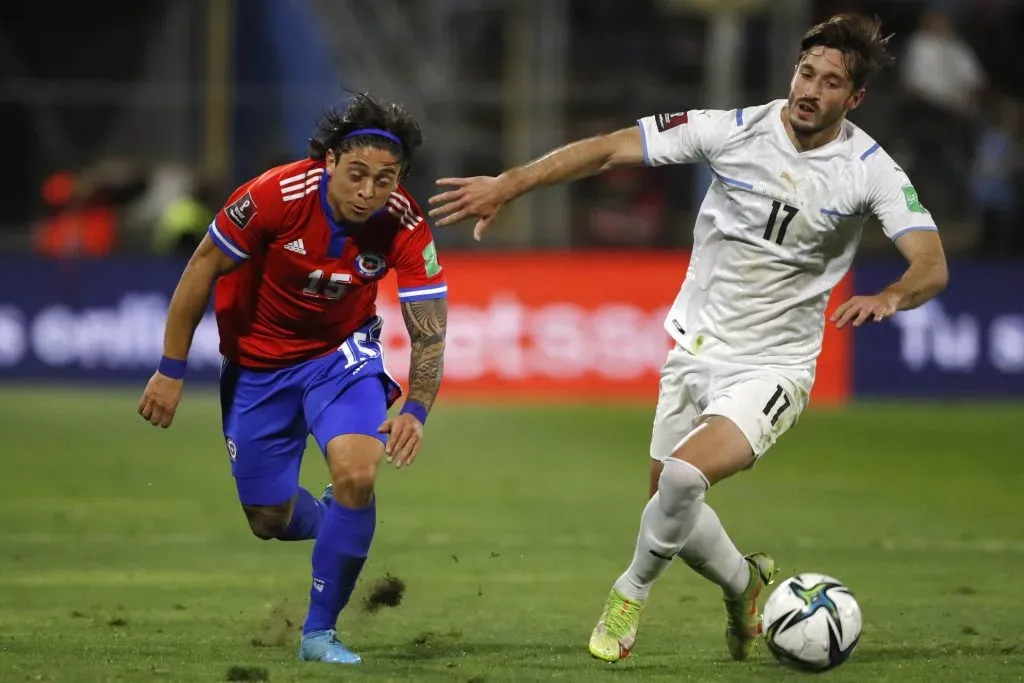 Joaquín Montecinos en acción por la Roja, un objetivo que tiene en mente es volver a la selección. (Andres Pina/Photosport).