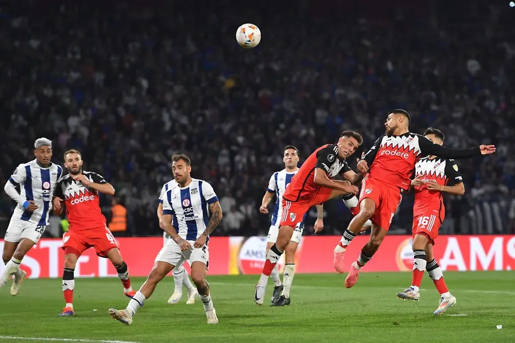 El momento del gol de Paulo Díaz.  (Photo by Hernan Cortez/Getty Images)