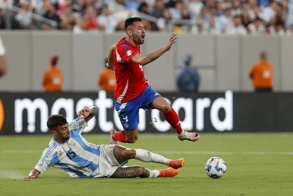 Mauricio Isla jugó contra Argentina en la Libertadores de este año