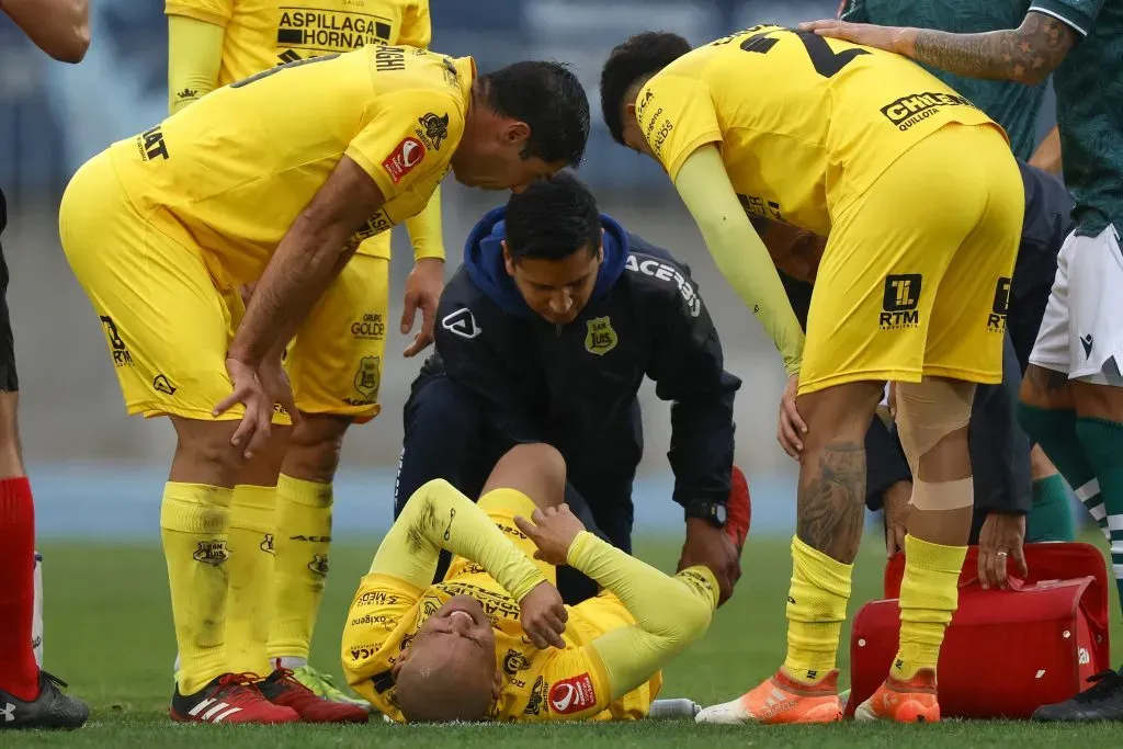 Suazo sufre por la lesión en su rodilla derecha