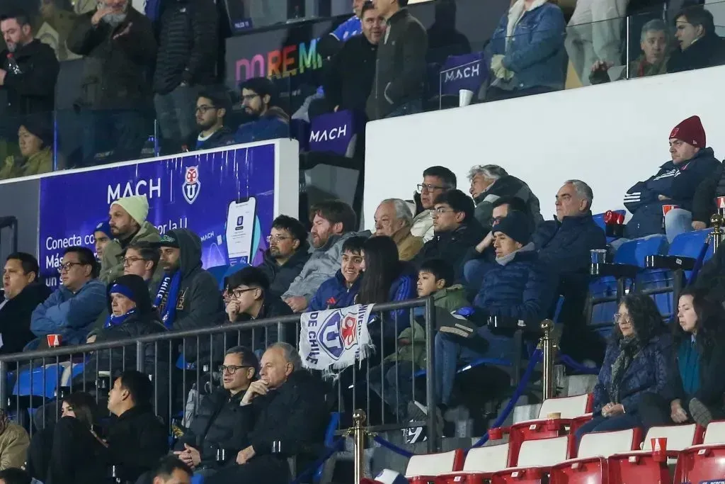 Victorianoazul: presidente de Huachipato en el partido de la U. (Foto: Rincón del Bulla)
