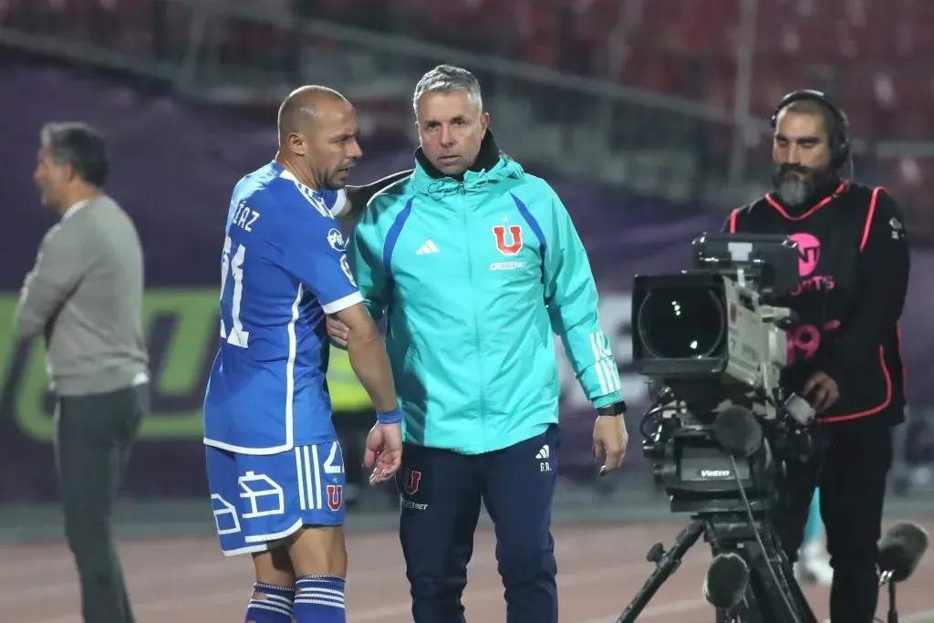 Gustavo Álvarez optó por cuidar a Marcelo Díaz en la U. Foto: Jonnathan Oyarzun/Photosport