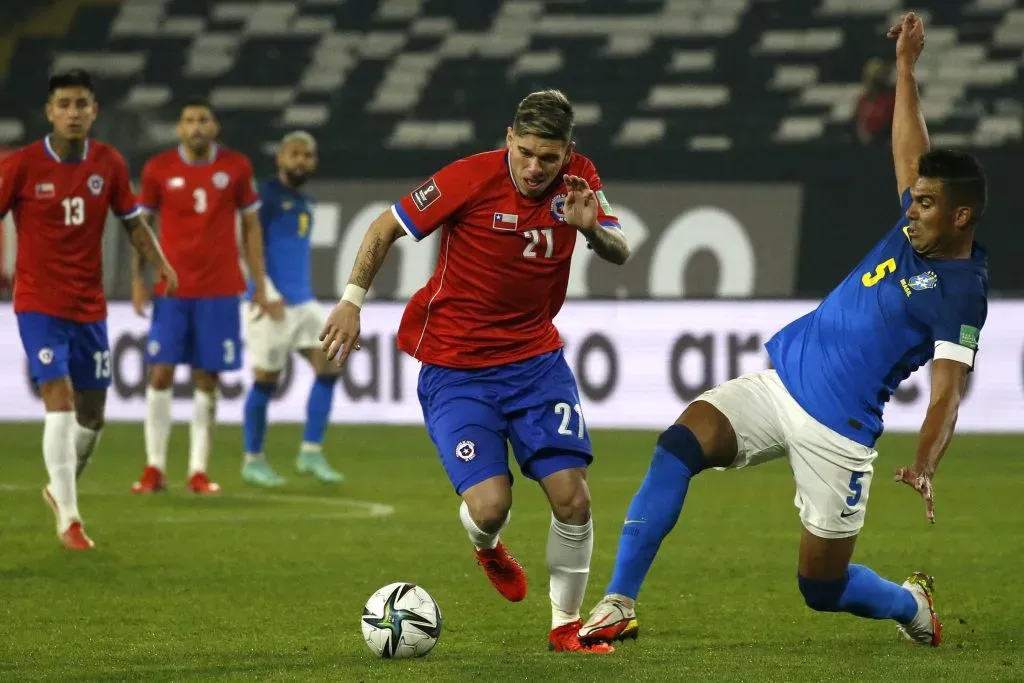Para Arturo Vidal, Carlos Palacios debe ser el 10 de Chile en eliminatorias, pero Claudio Borghi no lo cree así. Foto: Photosport.