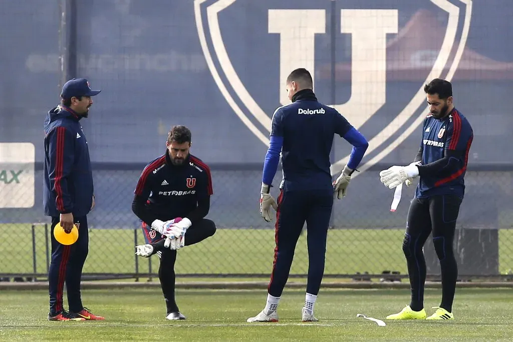 Johnny Herrera junto a Cristóbal Campos en un entrenamiento de U de Chile. Foto: Ramon Monroy/Photosport