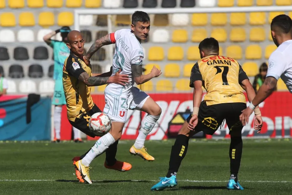 Charles Aránguiz enciende la polémica entre los comentaristas deportivos. Foto: Jonnathan Oyarzun/Photosport