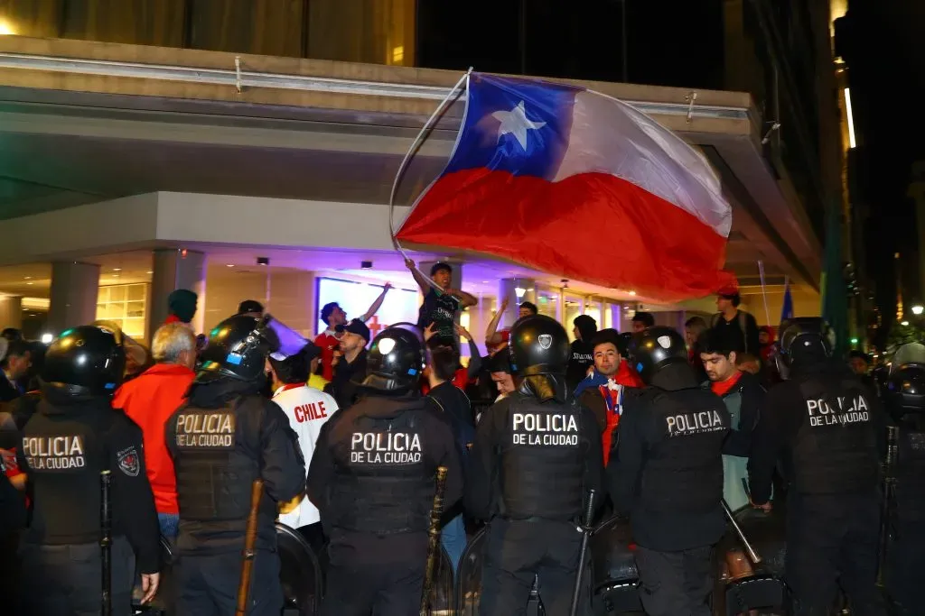 La policía de Argentina hizo todo lo posible para alejar a los hinchas de los jugadores de Chile. Foto: Photosport.