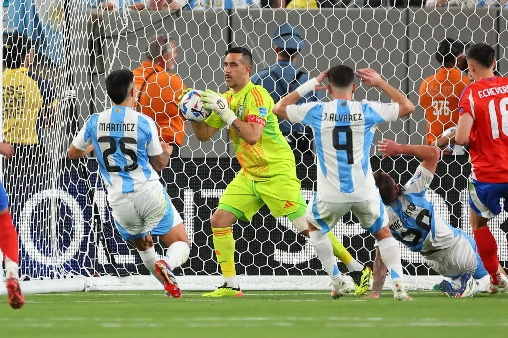 Claudio Bravo brilló en su último partido como profesional y fue el muro de Chile ante Argentina. Foto: IMAGO.