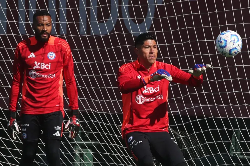 Lawrence Vigouroux junto a Brayan Cortés en la Roja. Foto: Jonnathan Oyarzun/Photosport