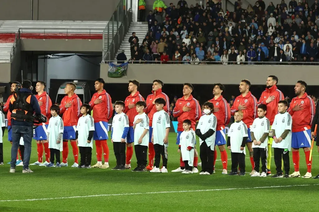 En Buenos Aires, los hinchas de Argentina no respetaron el himno de Chile | Photosport