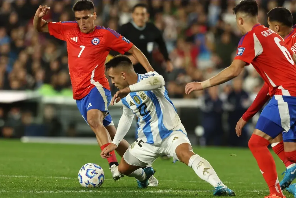 Marcelino Núñez tuvo un opaco rendimiento ante Argentina en Buenos Aires