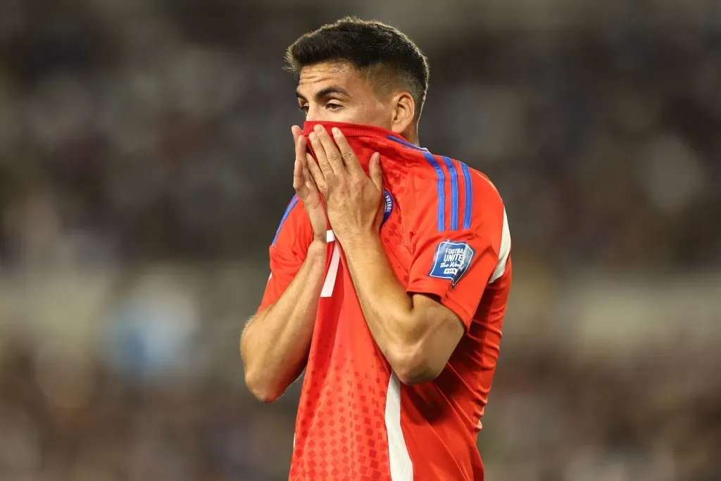 Marcelino Núñez tiene el despelote en Chile por sus tarjetas amarillas. Foto: Photosport.