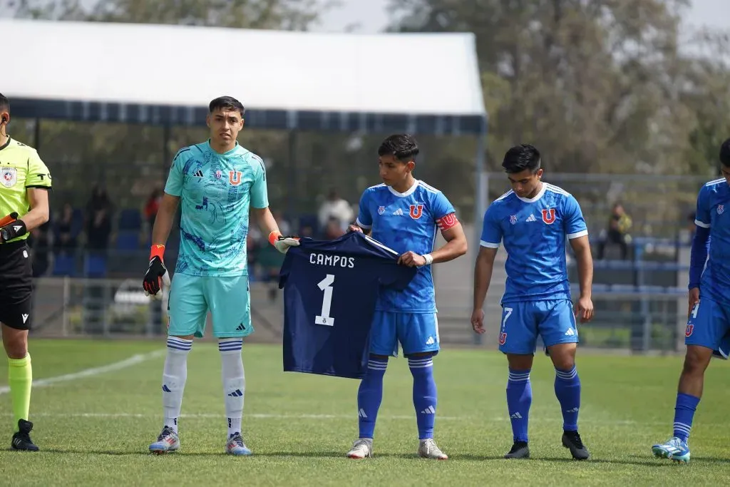 Los jugadores de la U con la camiseta de Cristóbal Campos. Foto: Kenny Palma / Emisora Bullanguera.