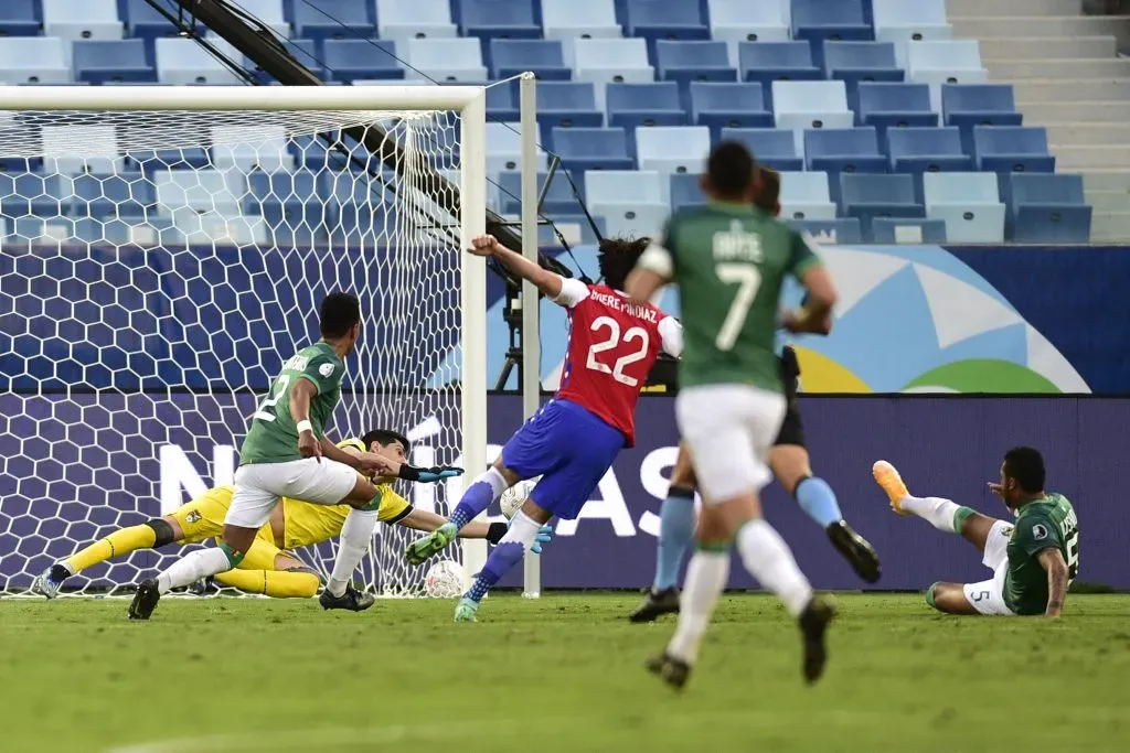 El primer gol de Ben Brereton con Chile fue ante Bolivia en Copa América, precisamente con un pase de Eduardo Vargas. Foto: Getty Images.