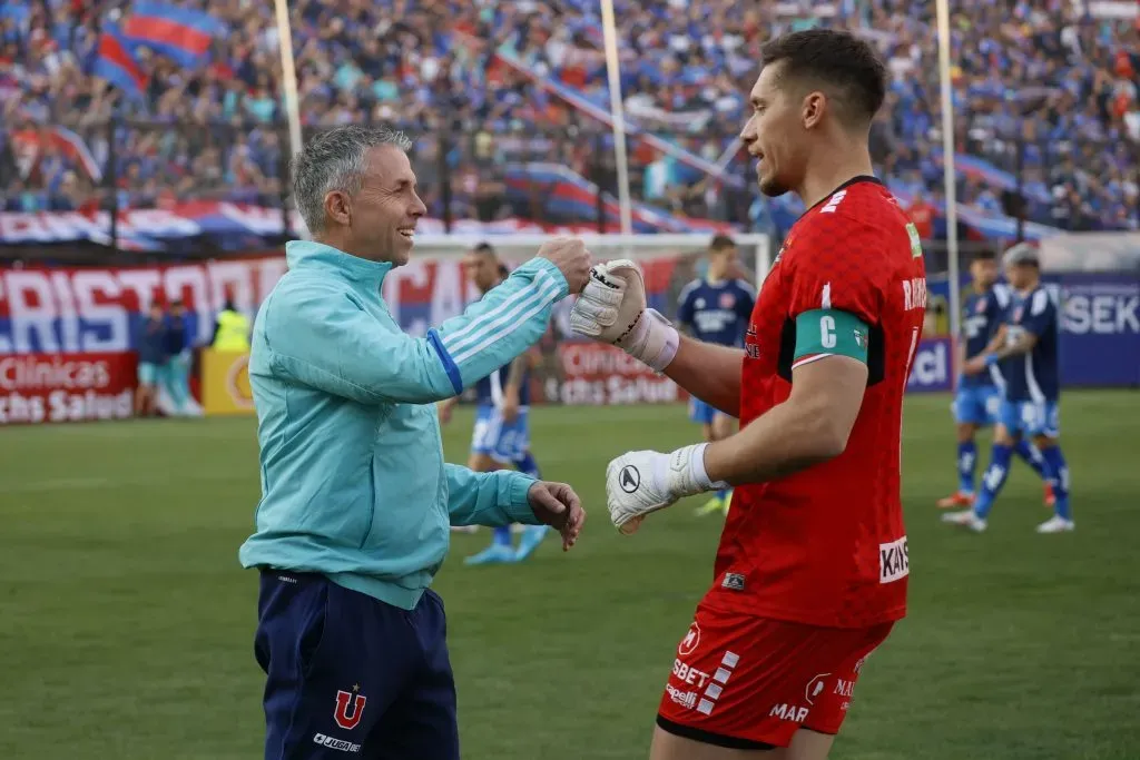 Gustavo Álvarez manda una señal a sus jugadores luego de la derrota. Foto: Dragomir Yankovic/Photosport