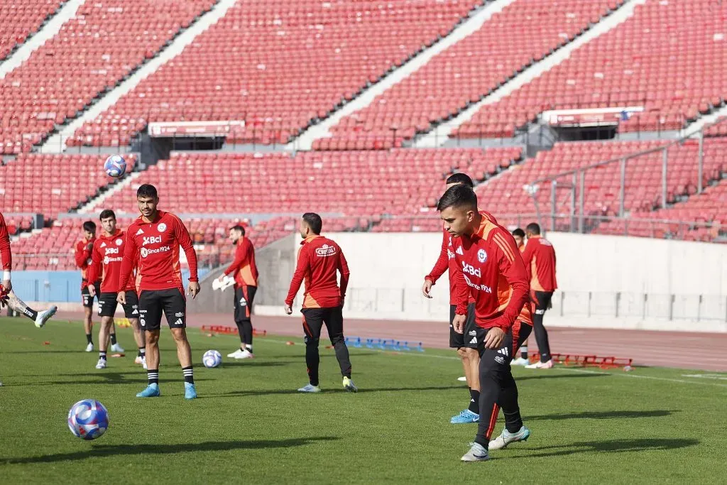 El cancho de juego del Estadio Nacional espera en perfectas condiciones a Chile y Bolivia para el duelo por eliminatorias. Foto: Photosport.