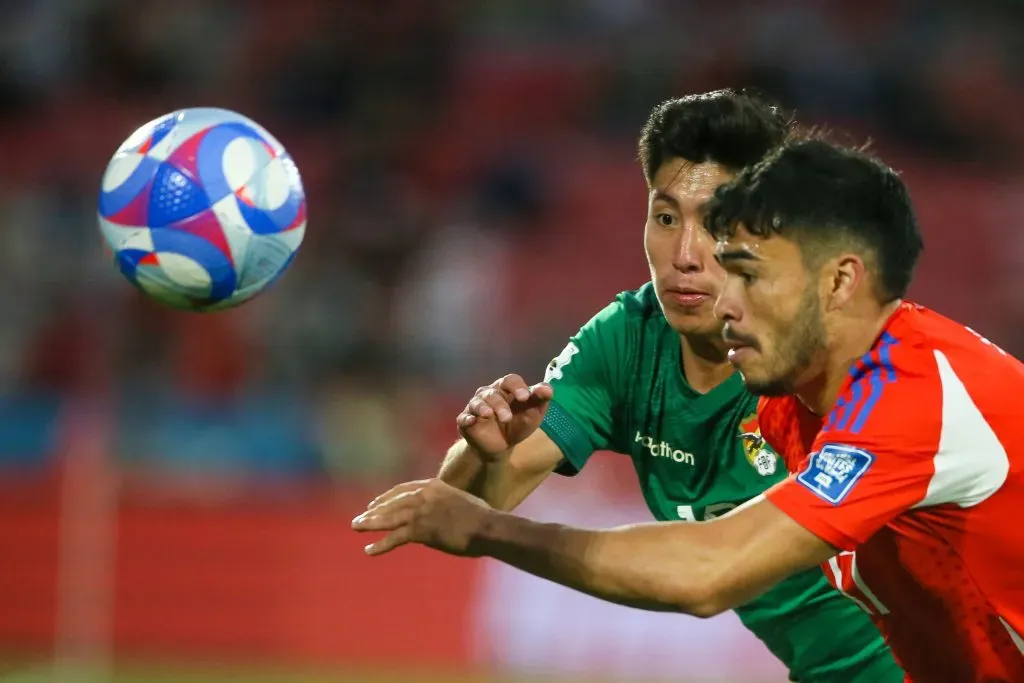 Suazo jugando contra Bolivia. Foto: Jonnathan Oyarzun/Photosport