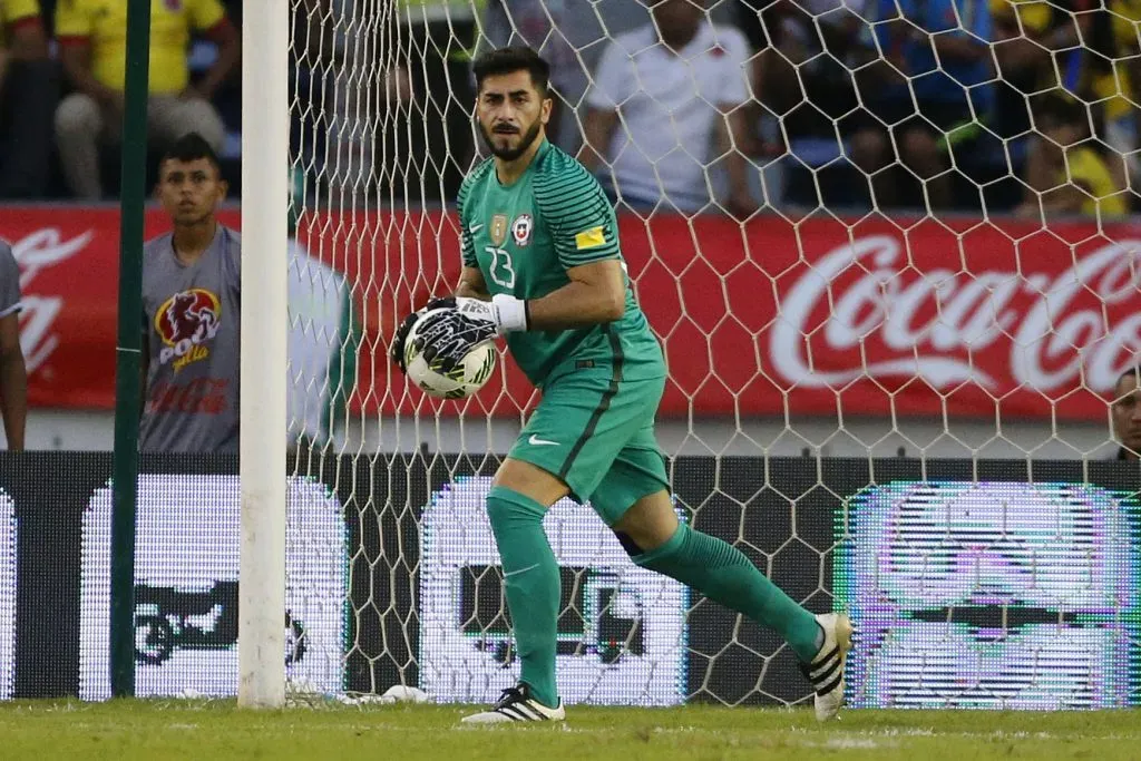 Johnny Herrera le pega a la Roja tras la derrota ante Bolivia. Foto: Andres Pina/Photosport