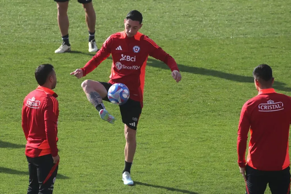 Rodrigo Echeverría comió banca en el Chile vs Bolivia. ¿Fue atinada este decisión del Tigre Gareca? | Foto: Photosport.