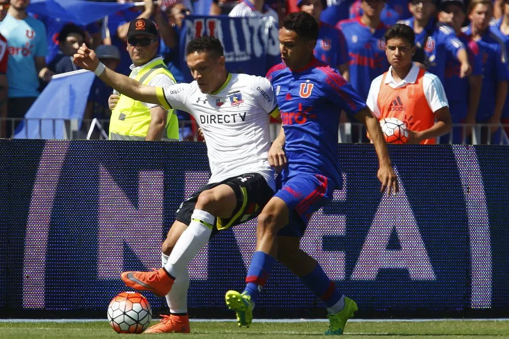 Bruno Miranda en acción ante Colo Colo: disputa un balón con el colombiano Javier Reina. (Felipe Zanca/Photosport).