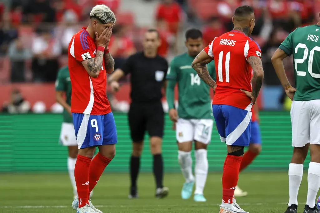 Además de la derrota de Chile con Bolivia, nuestro fútbol sufre con dirigentes que incluso se toman para la chacota su rol. Foto: Photosport.