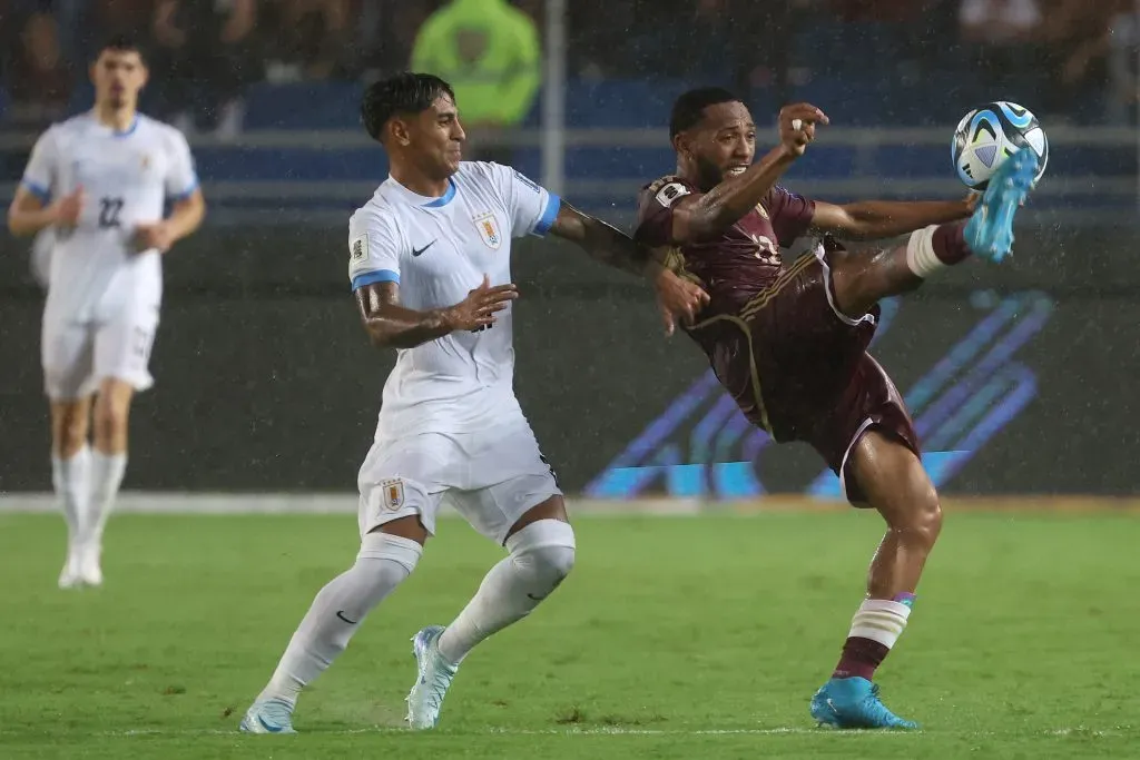 Facundo Torres en acción por Uruguay ante Venezuela. (Edilzon Gamez/Getty Images).