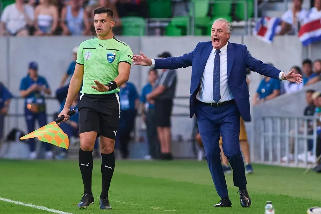 Alfaro celebra el triunfo de Paraguay ante Brasil