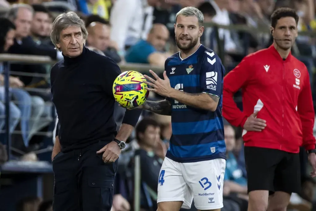 Manuel Pellegrini mira a Aitor Ruibal. (Imago).