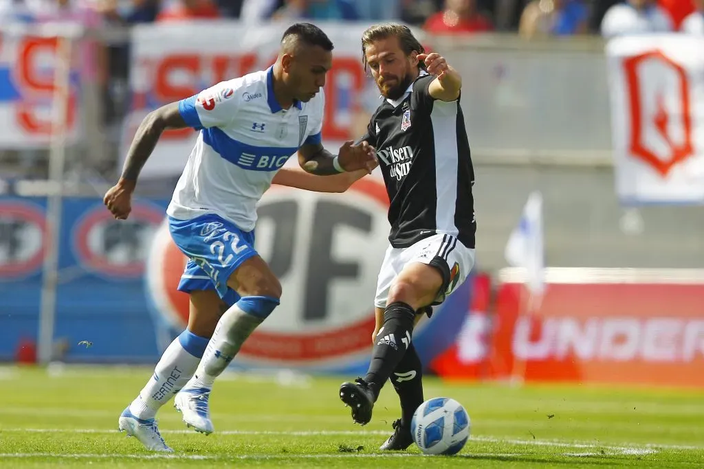 Santos jugando por Colo Colo ante la UC. Foto: Felipe Zanca/Photosport