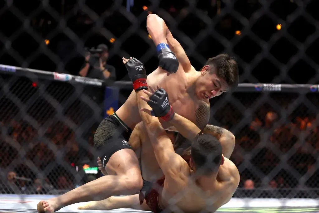 Ignacio Bahamondes ganó con un tremendo KO en UFC y puso la primera cueca para el 18. Foto: Getty Images.