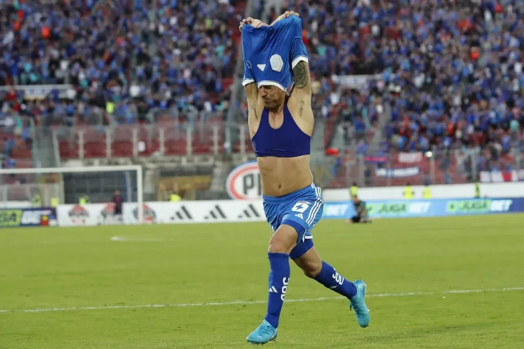 Leandro Fernández celebra por Universidad de Chile ante Palestino. Foto: Felipe Zanca/Photosport