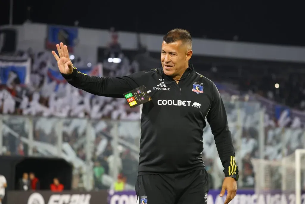 Jorge Almirón no escondió su orgullo por lo hecho en Colo Colo sin los millones de sus rivales en Copa Libertadores. Foto: Photosport.