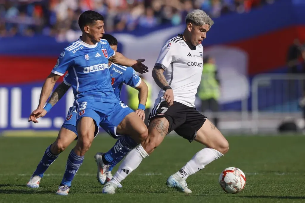 Colo Colo tiene un duro calendario de partidos pendientes para alcanzar a la U en la cima de la tabla de posiciones. Foto: Photosport.