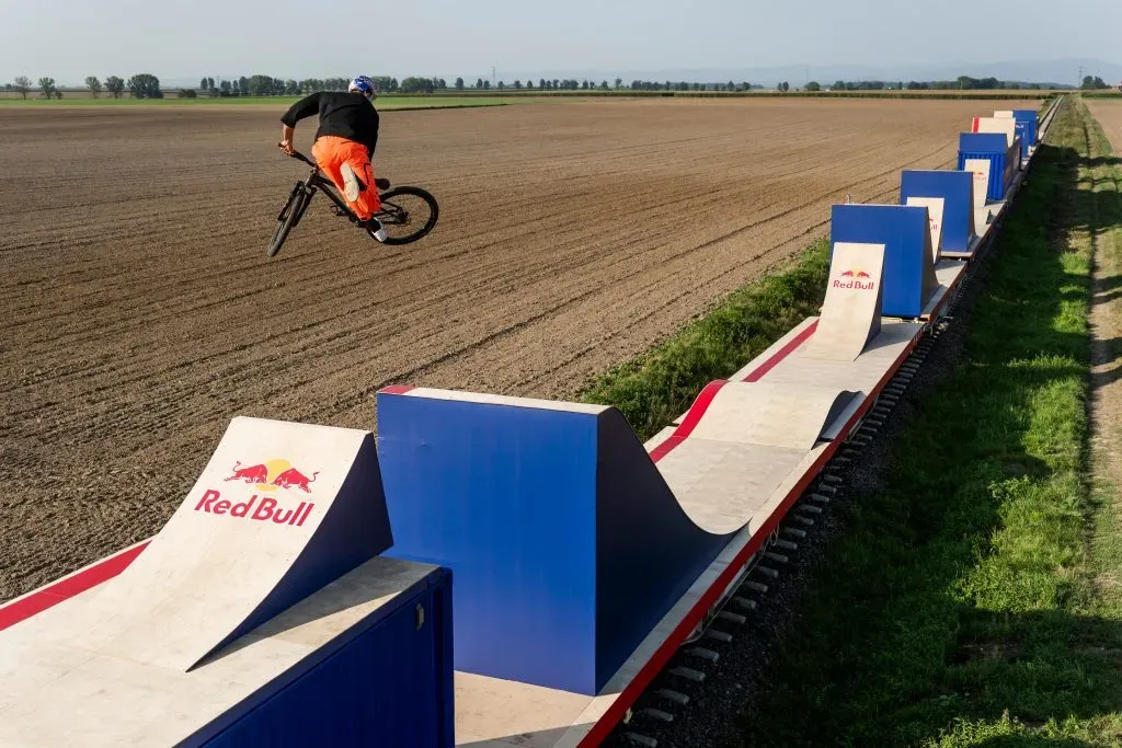 Dawid Godziek realizando parte de su hazaña que se ha convertido en viral durante los últimos días. Foto: Red Bull Content Pool.