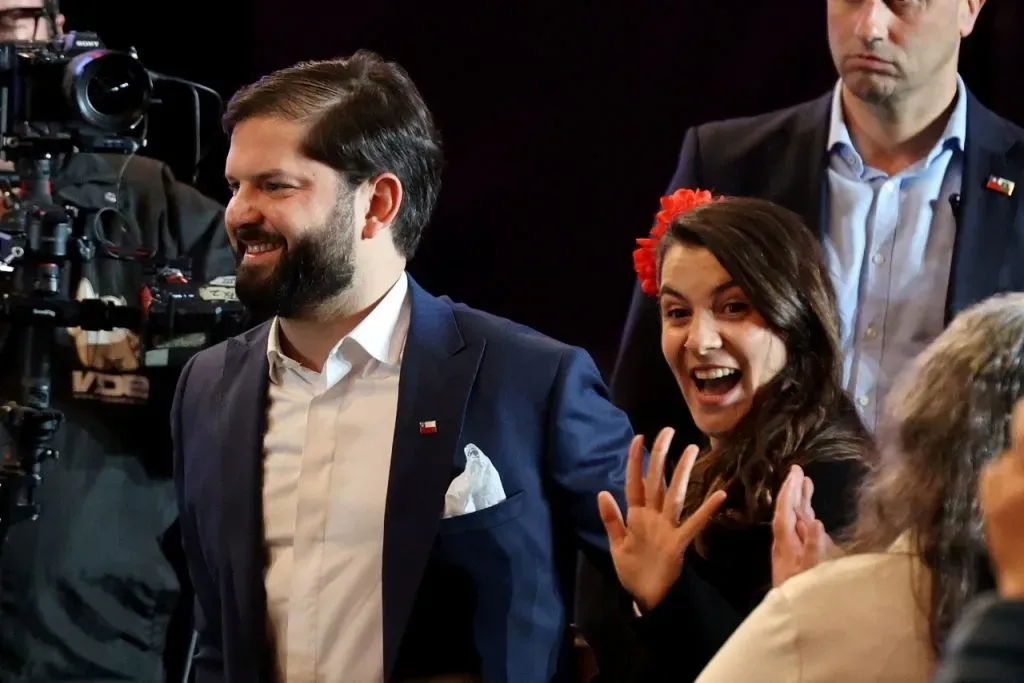 El Presidente Gabriel Boric junto a su nueva pareja, Paula Carrasco (Aton Chile)