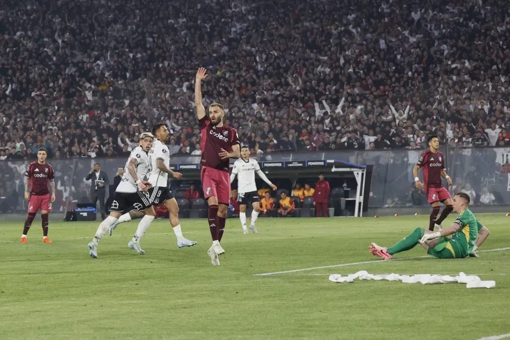 Carlos Palacios corría a celebrar el gol de Colo Colo vs River Plate. Foto: Dragomir Yankovic/Photosport