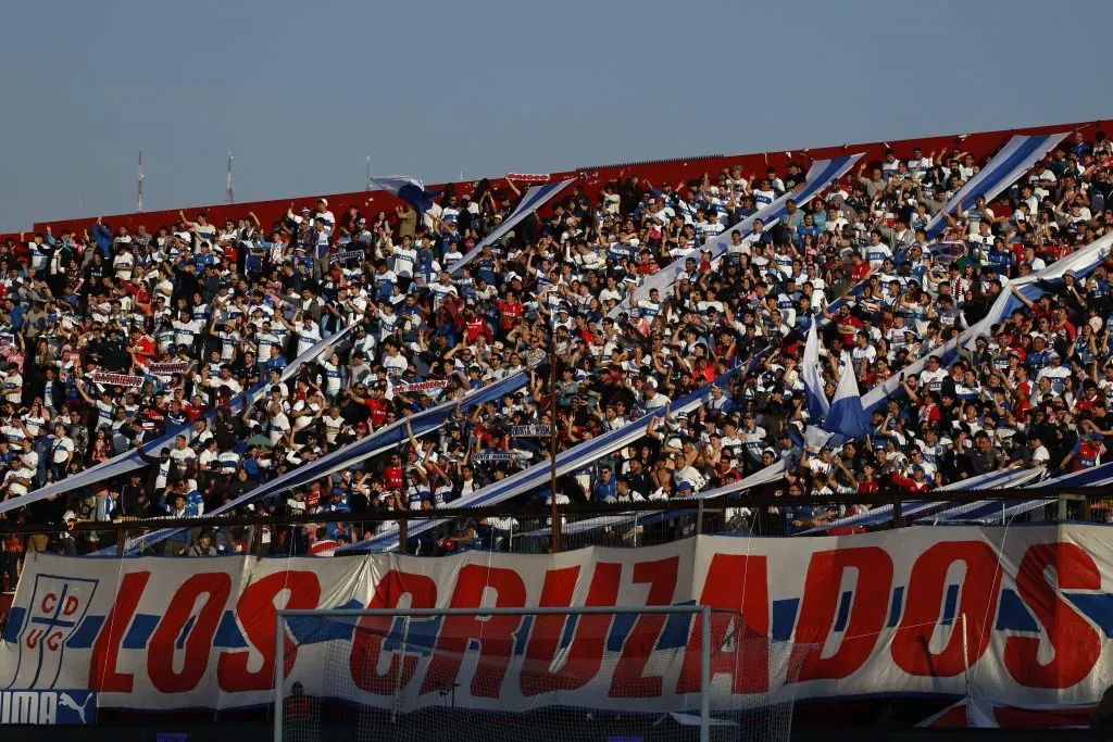 La barra de Universidad Católica sufrió el robo de todos sus elementos de animación. Foto: Andres Pina/Photosport