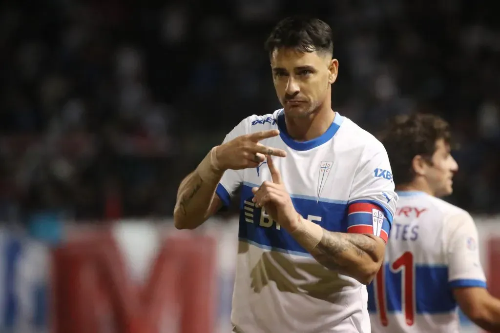 Fernando Zampedri hizo historia, pero lo celebró enojado. Foto: Photosport.