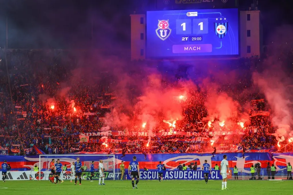 Los hinchas de U de Chile encendieron bengalas en el Estadio Nacional. Foto: Marcelo Hernandez/Photosport
