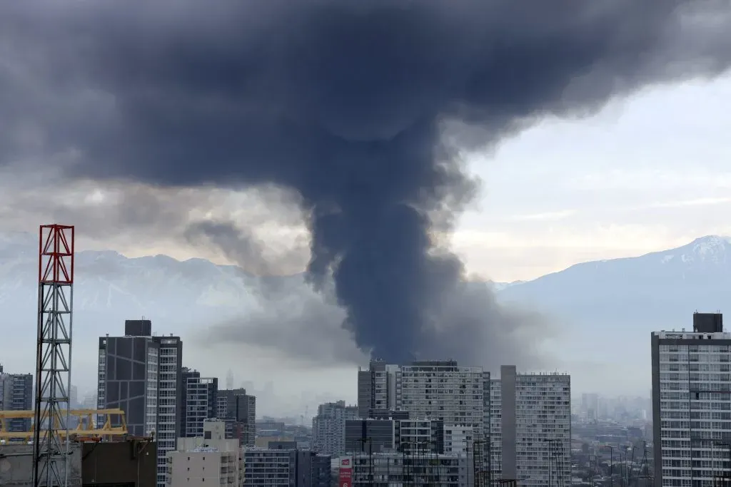 Incencio estructural afecta locales comerciales en barrio Meiggs, Estacion Central | Foto: ATON