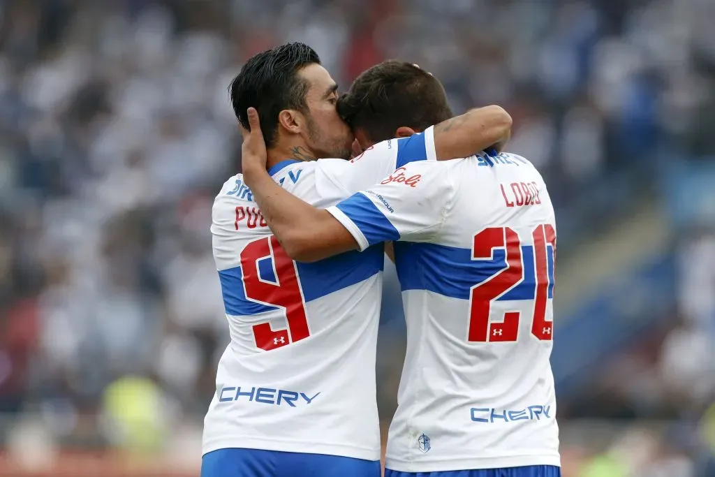 Edson Puch felicita a Carlos Lobos en un Clásico Universitario. (Javier Torres/Photosport).