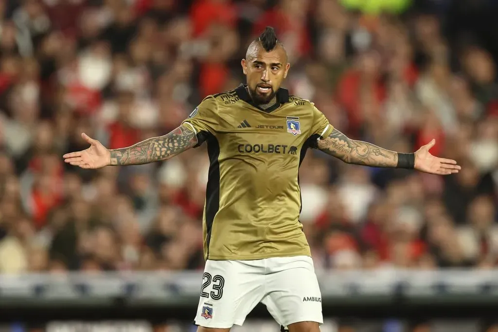 Vidal dejó la escoba en la conferencia de prensa previa al Colo Colo vs. Universidad Católica.