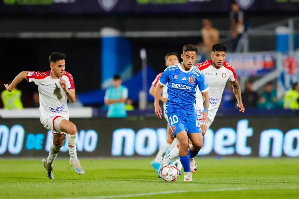 Lucas Assadi fue aporte en el segundo tiempo de U de Chile con Charles Aránguiz. Foto: U de Chile.