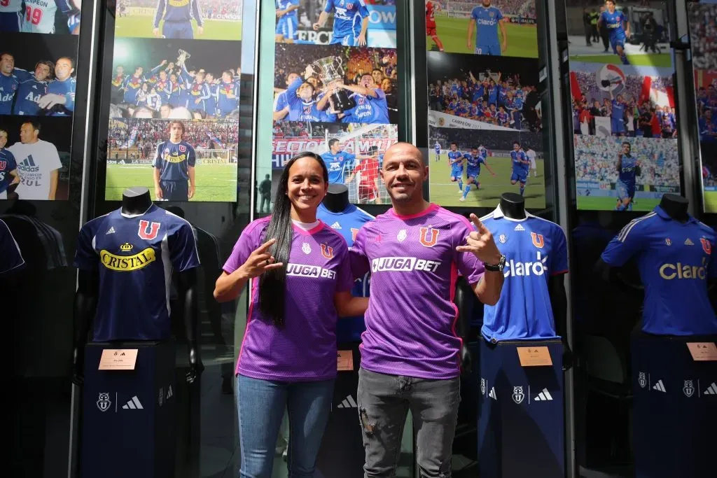 Marcelo Díaz estuvo en la presentación oficial de la tercera camiseta. Foto: U de Chile.
