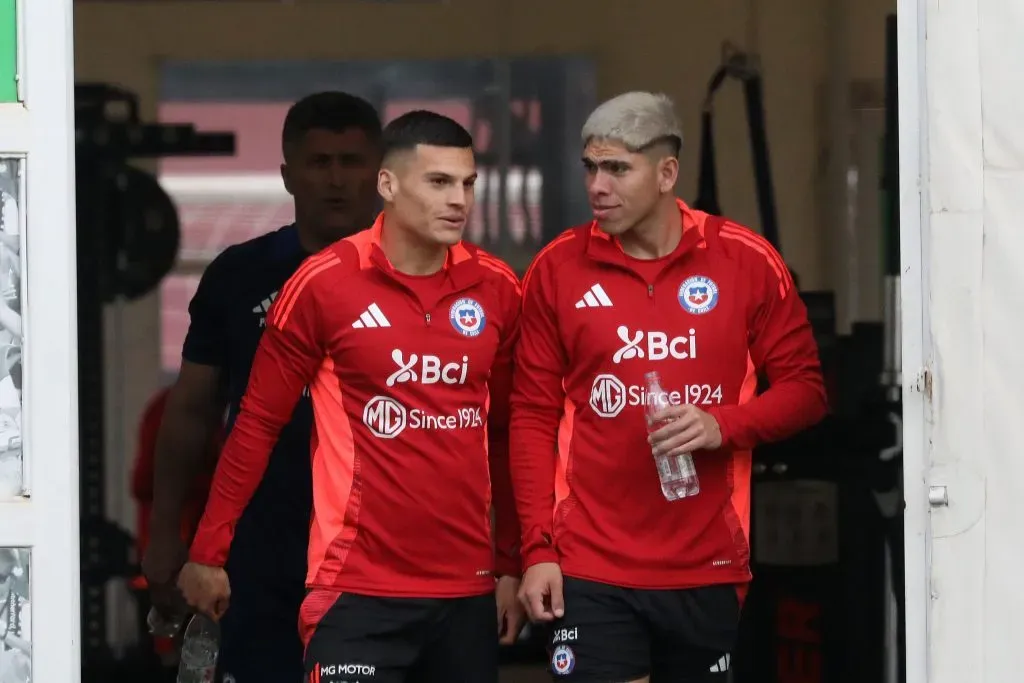 Carlos Palacios con su compañero de Colo Colo, Lucas Cepeda, en la selección chilena. Foto: Javier Salvo/Photosport