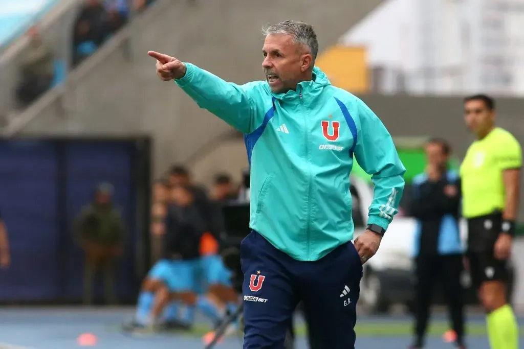 A Gustavo Álvarez lo mencionan en Argentina como reemplazo de Gareca en Chile (Photosport)