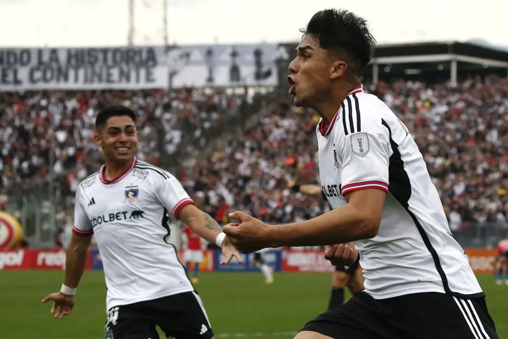 Damián Pizarro festeja junto a Jordhy Thompson en Colo Colo. (Javier Salvo/Photosport).