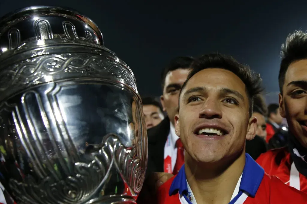 Alexis Sánchez celebra la Copa América que se ganó con su gol de penal a Argentina